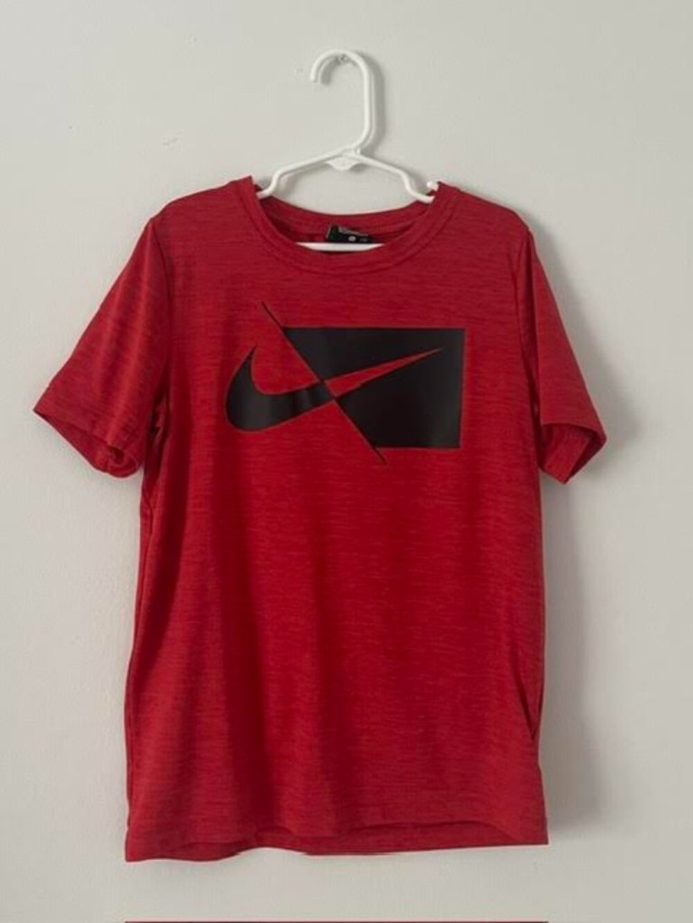 Nike Big Kids Boys Dri-FIT HBR V-Neck Short Sleeve T-Shirt Size Medium Red